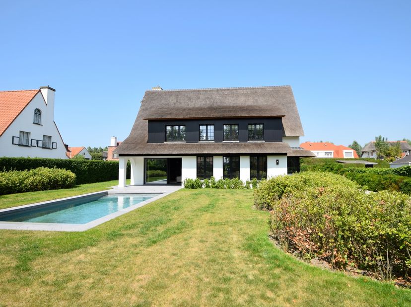 Alleenstaande villa rustig gelegen in een oase van groen in een doodlopende straat vlakbij de Kalfsmolen en de Graaf Jansdijk. Indeling: inkomhal met