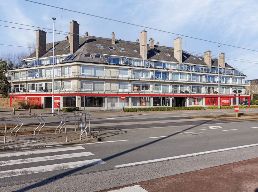 Deze riante handelsgelijkvloers met een oppervlakte van 1207 m² staat te koop. Het pand bevindt zich in de Koninklijke Baan 228 te Koksijde. Door zijn