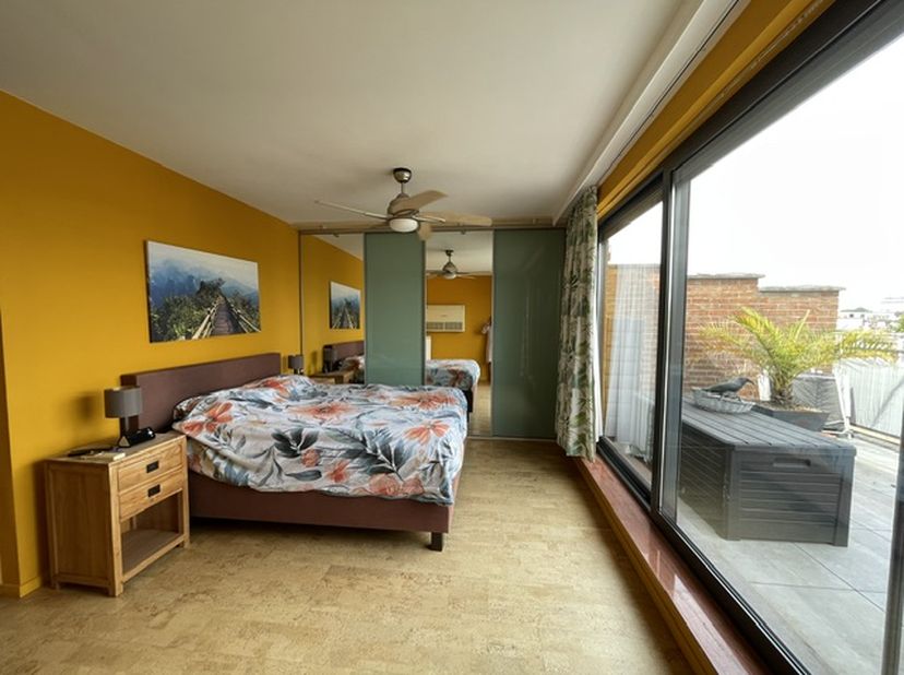 Te koop: Ruim instapklaar dakappartement (Penthouse) met uitzonderlijk grote terrassen en garage in Deurne-Zuid. <br />
<br />
Locatie: <br />
Openbaa