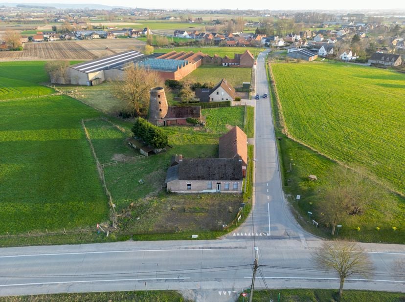 LANDELIJK TE RENOVEREN PAND - <br />
<br />
Pand met bijhorende gronden en molen, gelegen in het landelijke Ingooigem nabij invalswegen; grenzend aan