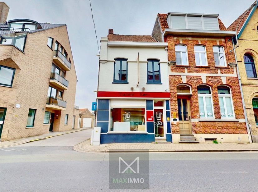 Situé en plein centre de Lauwe, cet ensemble immobilier polyvalent se compose d’un rez-de-chaussée commercial vendu avec la maison attenante. Une oppo