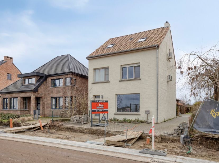 Deze unieke woonst vinden we terug aan de Morkhovenseweg in Herentals-Morkhoven. Door de centrale ligging en de nabijheid van de E313 heeft de woning