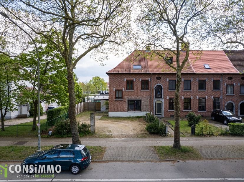 Bent u op zoek naar een ruime, karaktervolle woning waar authenticiteit en hedendaags wooncomfort perfect samenkomen? Deze gerenoveerde gezinswoning i