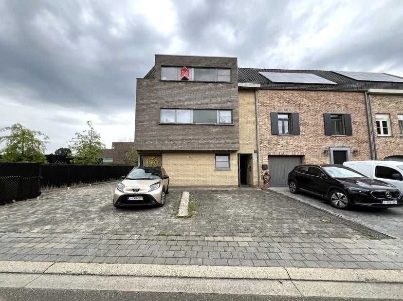 Ligging: <br />
Dit appartement is zeer rustig gelegen en bevindt zich op wandel- en fietsafstand van het centrum van Geel. <br />
<br />
Beschrijving