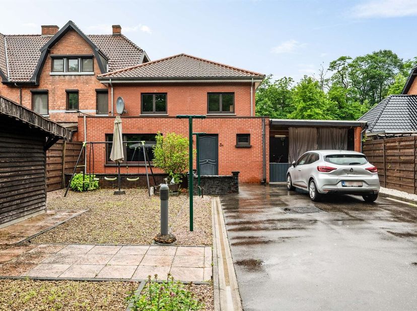 Instapklare gezinswoning op rustige ligging.<br />
Deze charmante halfopen bebouwing is gelegen op een perceel van 3,5 are en biedt met haar 174 m² be