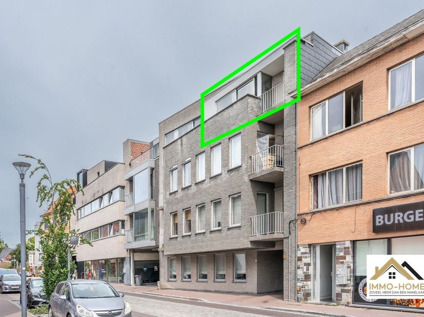 Dit ruime appartement is gelegen op de bovenste verdieping van het gebouw, en is te bereiken via zowel trap als lift. Zo kom je in je eigen centrale h