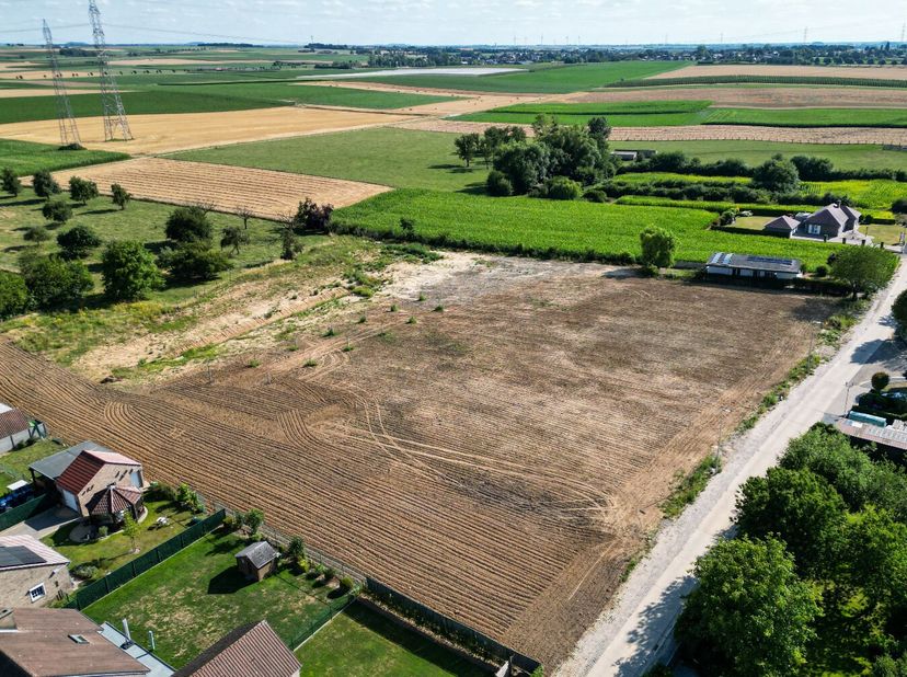 Projectgrond voor 4 halfopen bebouwingen<br />
Deze projectgrond bevindt zich in Herderen, een gezellige deelgemeente van Riemst. Van hieruit heb je e