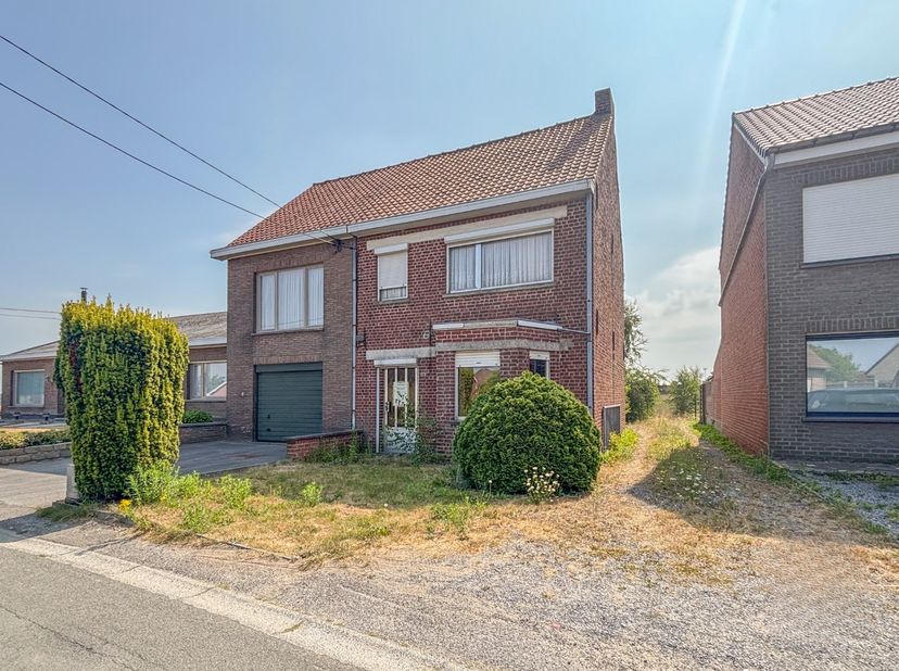 Deze woning is gelegen op een ruim perceel van 1100m2 met een tuin en terras op het zuidoosten en biedt een unieke kans voor wie op zoek is naar een r