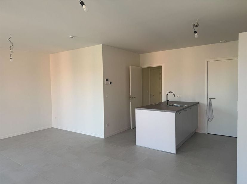 Prachtig nieuwbouwappartement met twee slaapkamers, autostaanplaats, kelderberging en een ruim terras op een toplocatie!<br />
Ligging:<br />
Dit appa