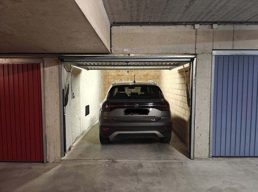 Garage te koop in de Kemmelbergstraat op de -1.<br />
Zeer centrale locatie en makkelijk om in te rijden.<br />
<br />
Breedte: 2,7m<br />
diepte: