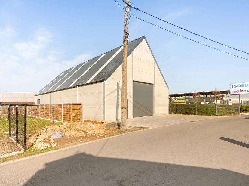 Deze nieuwbouwloods is gelegen in Kortemark. De ruime loods is zeer vlot te bereiken.<br />
<br />
Afmetingen gelijkvloers:<br />
350 m2<br />
27,80m