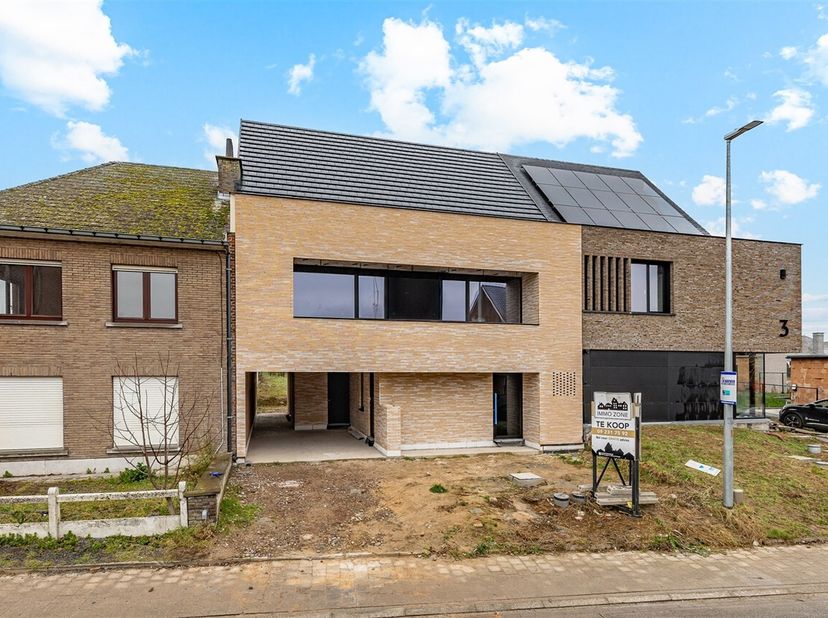 Op zoek naar een woning waar architecturale kwaliteit en wooncomfort samenkomen? Deze high-end nieuwbouwwoning combineert een strak, modern design met