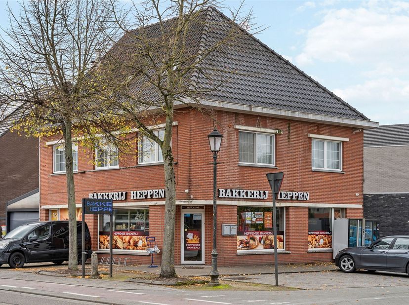 Handelspand (141 m²) met bijhorend gerenoveerd duplex appartement met 3 slaapkamers gelegen in het centrum van Heppen.<br />
<br />
Belangrijkste tr