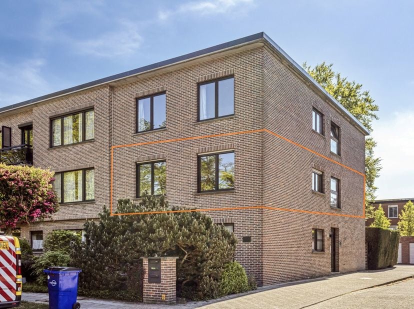 Dit gunstig gelegen appartement bevindt zich op de 1e verdieping van een kleinschalig gebouw zonder lift. Via een ruime gemeenschappelijke overloop be