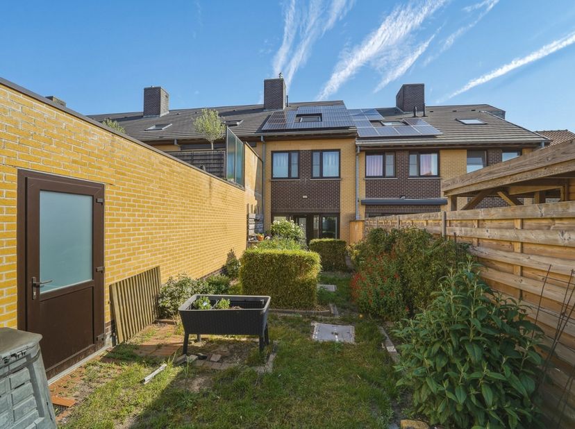 In het de rustige deelgemeente Ettelgem bevindt zich deze verzorgde gesloten bebouwing (bouwjaar 2003) met zonnige tuin, garage en vier slaapkamers. D