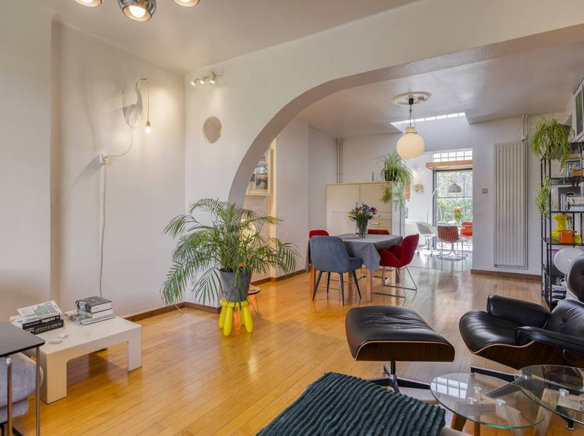 Deze woning is te vinden op slechts enkele minuten van de autostrade en zo geniet je van een vlotte verbinding richting Hasselt, Genk en omliggende st