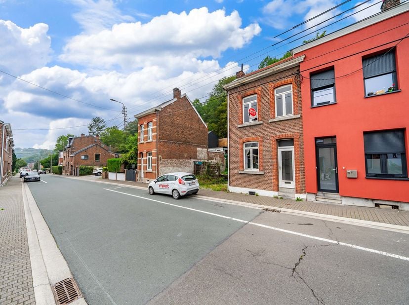 Halfvrijstaand huis dat gerenoveerd moet worden, bestaande uit een woonkamer, eetkamer, keuken, doucheruimte, 2 slaapkamers, een in te richten zolder,