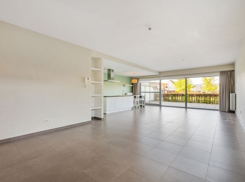 Goed gelegen appartement op het gelijkvloers met 2 slaapkamers en ruim terras.<br />
In het laatste gebouw van een appartementencomplex aan de Kerstra