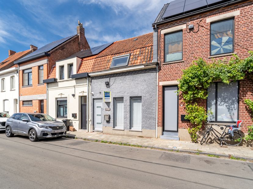 Op zoek naar een woning waar je meteen kan intrekken? Deze volledig gerenoveerde woning in Bissegem combineert een praktische ligging met heel wat tro