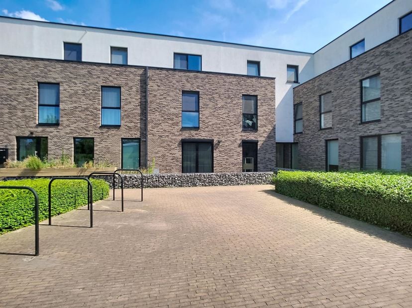 Dit gelijkvloerse appartement is gelegen in residentie Guldendal, op een bijzonder gunstige en rustige locatie in het centrum van Mechelen. Dankzij de