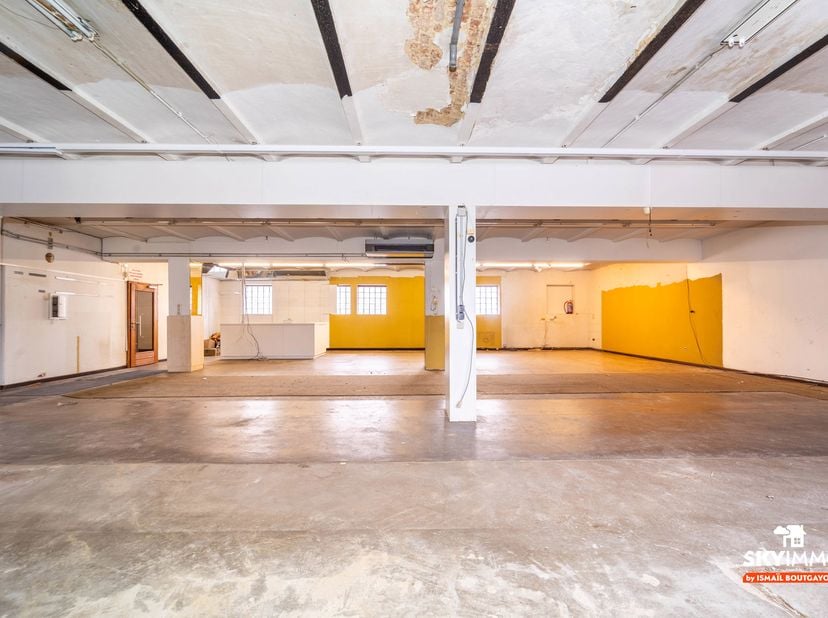 L’agence SKYIMMO vous propose à la location cet entrepôt d’une superficie totale de 257 m², comprenant 183 m² de surface principale, idéalement situé