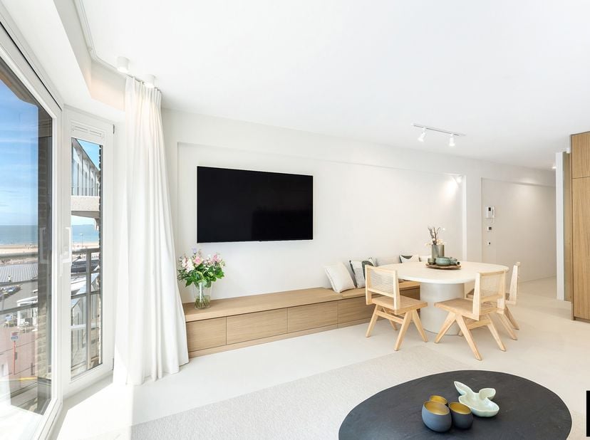 Situé sur l'emblématique place Rubens à Knokke, dans un emplacement exceptionnel à l'angle de la digue, ce magnifique appartement rénové offre une vue