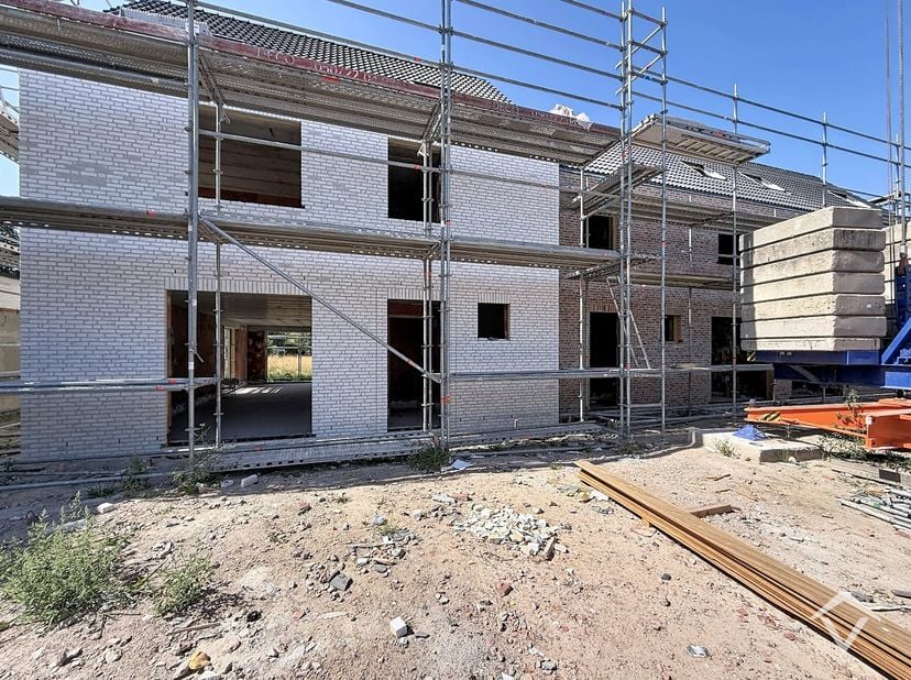 Rond de Mokkerkapel worden drie moderne BEN-woningen gebouwd op een toplocatie, op wandelafstand van scholen, winkels en openbaar vervoer. De woningen