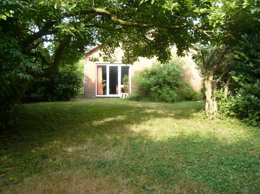 villa de plein pied, hall d'enrée, living cuisine ouverte, 2 chambres, salle de bain, débarras, buanderie,garage une voiture.<br />
La maison n'est pa