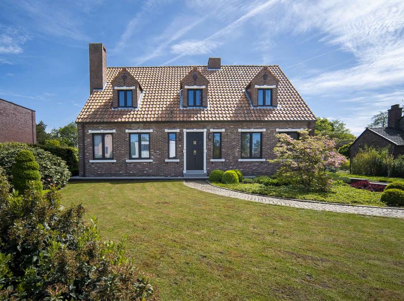 SFEERVOLLE WONING MET TUIN - <br />
<br />
Instapklare woning in fermette stijl met tuin, zeer rustig gelegen, gebouwd met kwalitatieve materialen en