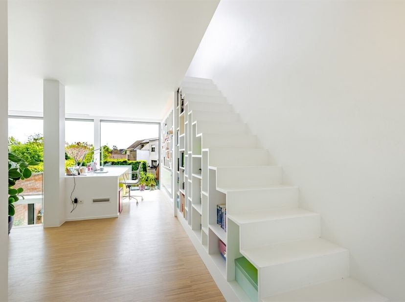 Architecturale parel in het groene Heusden!<br />
Deze woning is gelegen op een toplocatie: in een residentiële buurt, en toch vlot bereikbaar! Zeldza