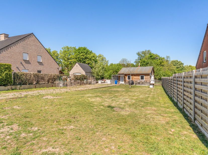 Rustig gelegen bouwgrond in Gruitrode voor open bebouwing met een perceeloppervlakte van 7a20ca en een aanwezige 'noodwoning' van ca. 50 m².<br />
De