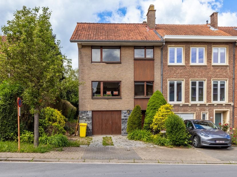 Vous recherchez une maison offrant du potentiel, de l’espace et une excellente situation ? Cette charmante maison 3 façades située au cœur de Wezembee