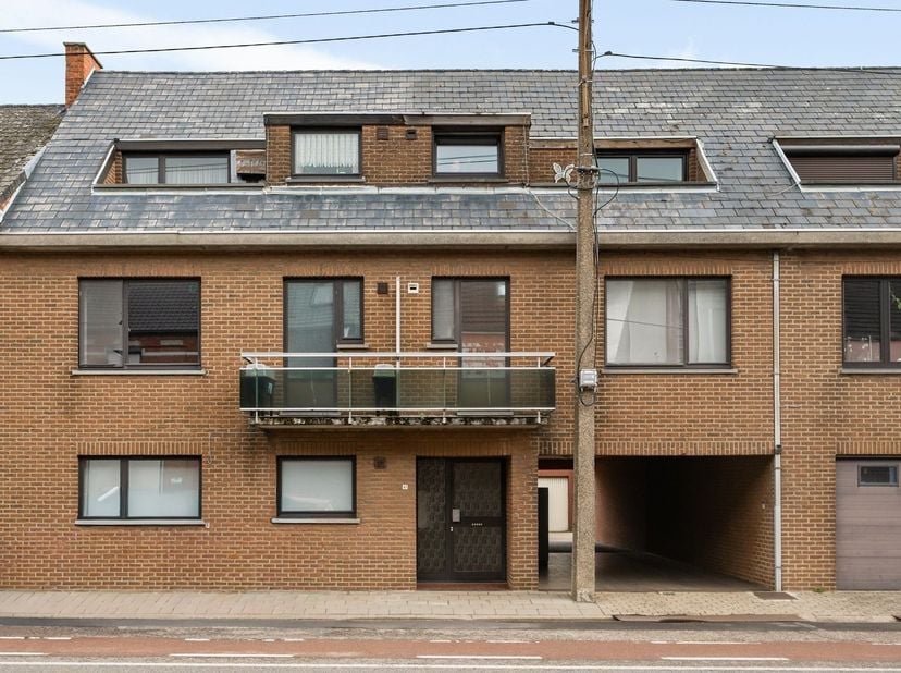 Ligging: Dit appartement bevindt zich in de Diestersteenweg, vlakbij het centrum van Halen. Dankzij deze centrale ligging sta je op enkele minuten in