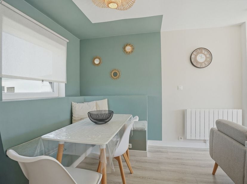 Recent gerenoveerde vakantiewoning (type bungalow) (renovatiejaar 2023) met 2 slaapkamers gelegen in het vakantiepark De Grote Zeemeeuwen te Koksijde.