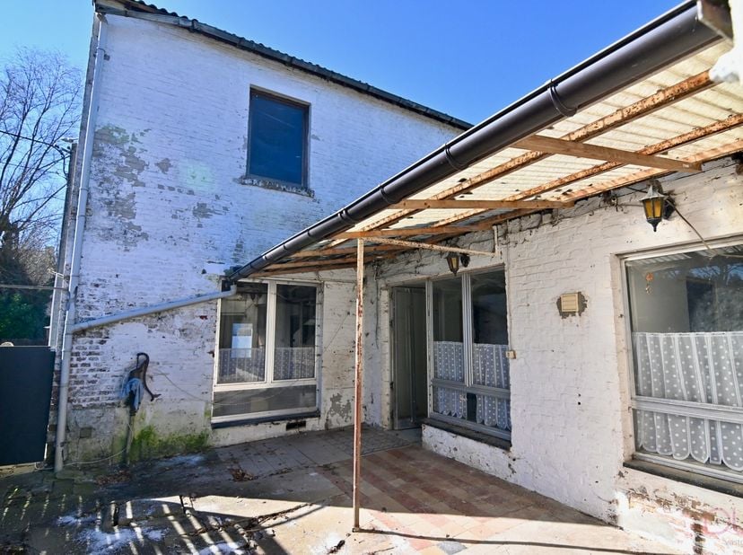 Achter een charmante en knappe voorgevel schuilt een woning boordevol potentieel. Gelegen te Waasmont, Kabinestraat 1, op een perceel van 6a 19ca, gen