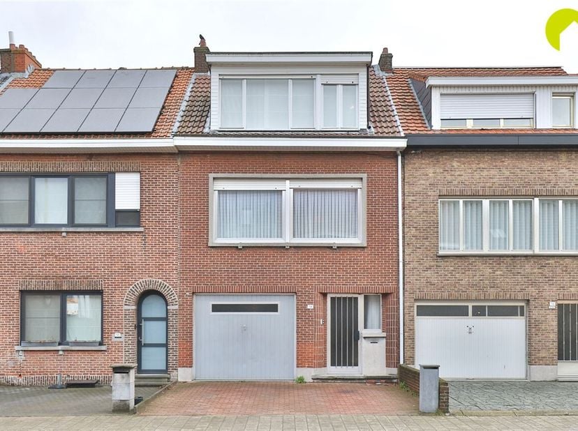 IN OPTIE !<br />
Bent u op zoek naar een instapklare gezinswoning op een zeer gunstige locatie met bovendien een studio of mogelijke werkruimte (+/- 5