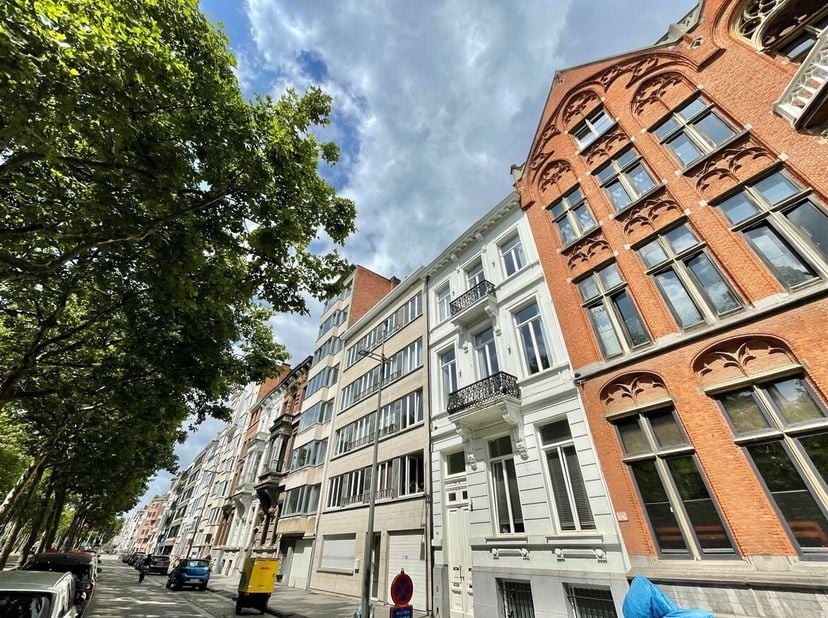 Ligging: Het appartement is perfect gesitueerd op de leien. Op wandelafstand van het KMSKA, de Marnixplaats en het bruisende Zuid. In de directe omgev