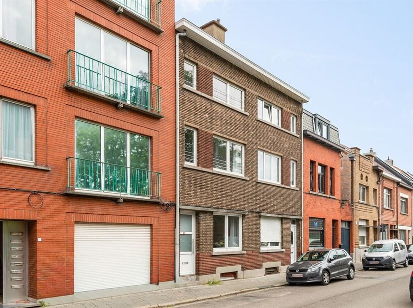 In de rustige Veldenstraat te Mechelen vindt u deze aangename gezinswoning met heel wat ruimte en comfort. De woning beschikt over vier volwaardige sl
