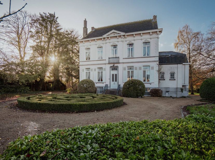 Le château de Stoffelt, construit en 1869, se distingue par sa grandeur historique, sa construction solide, son aménagement spacieux et son potentiel