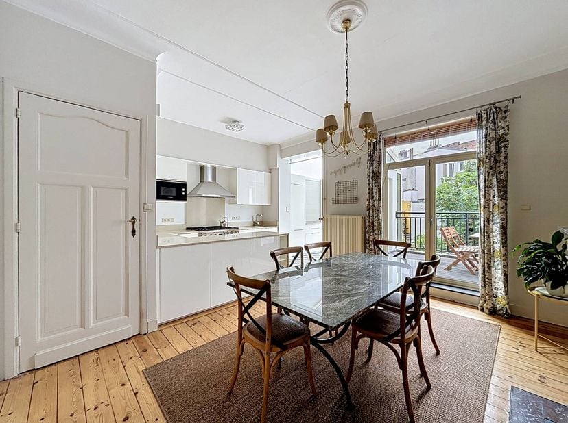 Laken: Gemeubileerd duplex-appartement met 2 slaapkamers en terrassen<br />
Gelegen op een steenworp afstand van metrostation Stuyvenbergh en het Park