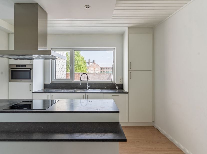 SITUATION<br />
Située dans l'une des rues commerçantes les plus fréquentées de Termonde, cette maison commerciale prête à emménager avec logement est