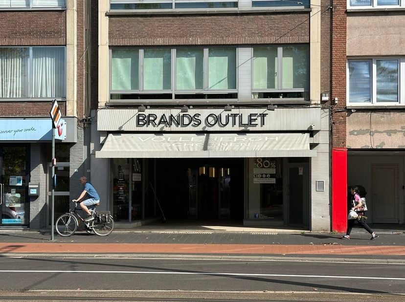 Commerce avec visibilité exceptionnelle  Statielei, Mortsel  Situé sur la dynamique Statielei à Mortsel, lune des rues commerçantes les plus fréquenté