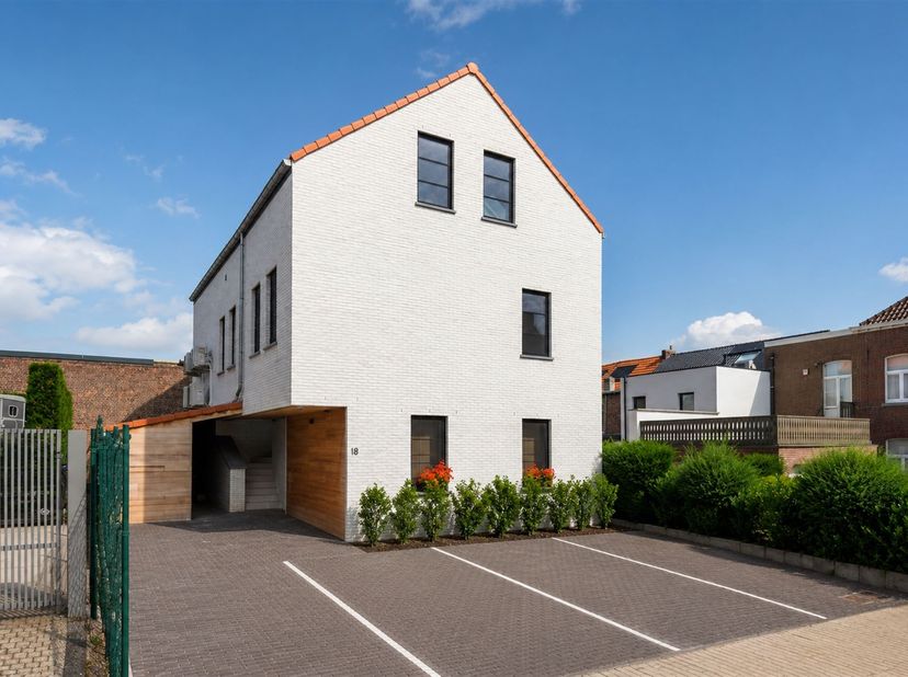 Ruim duplexappartement met 4 slaapkamers, eigen tuin én terras, EPC A en autostaanplaats op een uitstekende locatie in Landen. Aankoop aan 6% btw is m