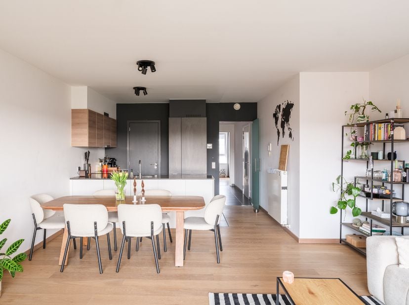 Lichtrijk appartement met ruim zonneterras en open groen zicht op toplocatie aan Dok Noord. Mogelijkheid aankoop autostaanplaats!<br />
<br />
Ontdek