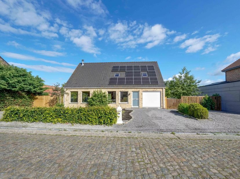 Deze ruime tweewoonst ligt in het rustige Wange, deelgemeente van Landen, op een steenworp van het centrum van Landen, Tienen en de oprit van de E40.