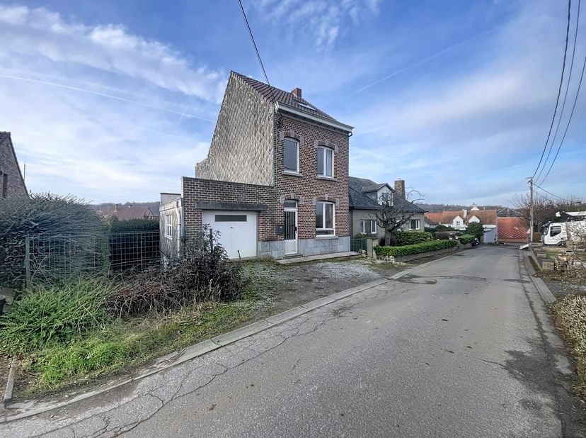 - - Rez-de-chaussée 75m²<br />
Entrée dans le séjour 4m06/4m05 = 16m², carrelages au sol<br />
Salle-à-manger 4m06/4m66 = 19m², carrelages, poële à bo