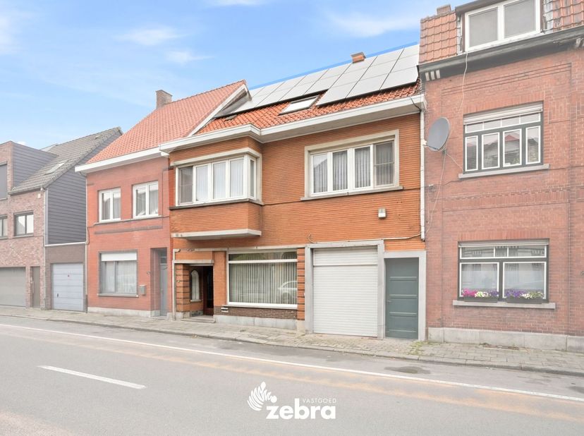 Deze ruime woning met 4 slaapkamers en tuin bevindt zich op een boogscheut van het centrum van Oostrozebeke. Verschillende winkels, scholen, horeca, s
