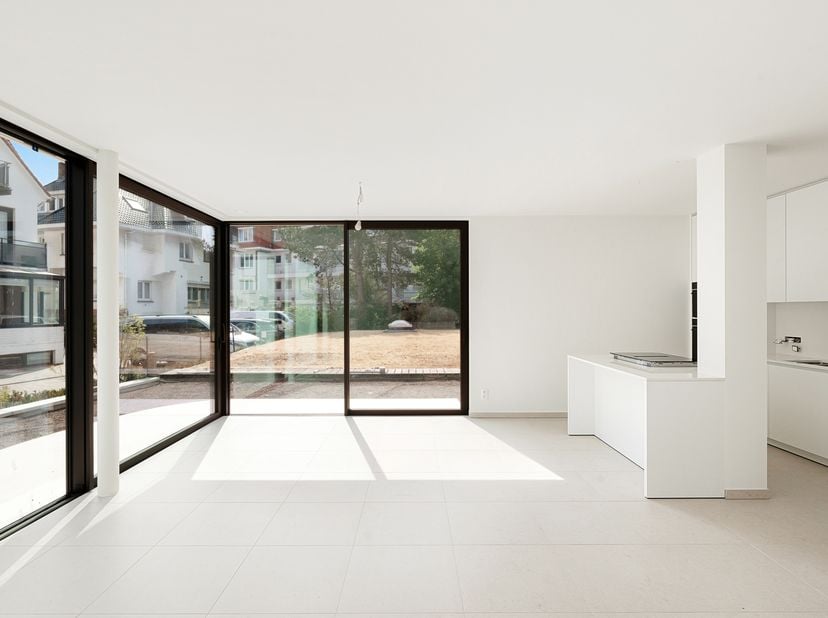 Prachtig gelijkvloers nieuwbouwappartement op een boogscheut van de zeedijk.<br />
Inkom met gastentoilet en vestiaire, ruime zeer lichtrijke woonkame