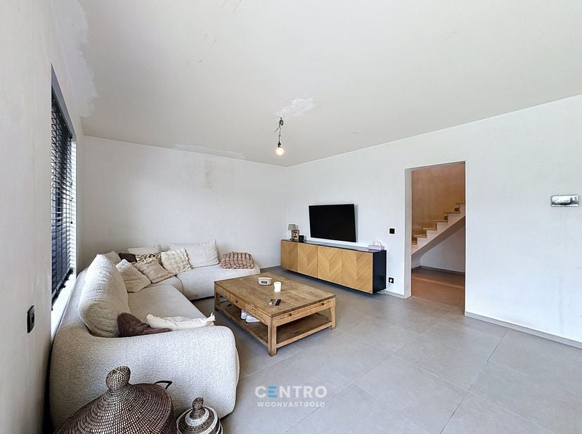 Ruime, grotendeels gerenoveerde gezinswoning met 4 slaapkamers, garage en zonnige zuidgerichte tuin!<br />
<br />
Bent u op zoek naar een instapklare