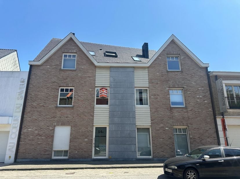 In het bruisende centrum van Evergem, nabij tal van winkels, openbaar vervoer mogelijkheden, scholen en faciliteiten, stellen wij u dit recent apparte